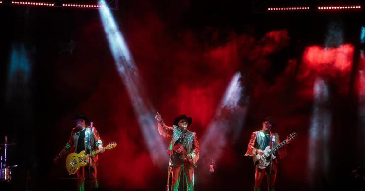 Bronco se presenta en el Palenque de Texcoco con 25 temas en vivo