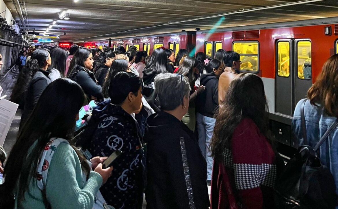 Usuarios reportan retrasos en Metro CDMX pese a informe oficial de normalidad