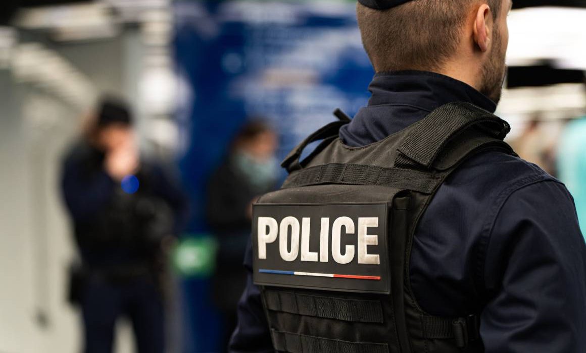 Sismo de 7.4 en Indonesia activa alerta de tsunami; ataques rusos dejan diez muertos en Ucrania y detienen a tres por bomba en París