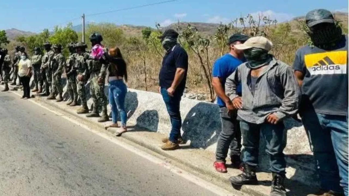 Habitantes de Petatlán retienen a marinos tras presunta agresión a dos jóvenes