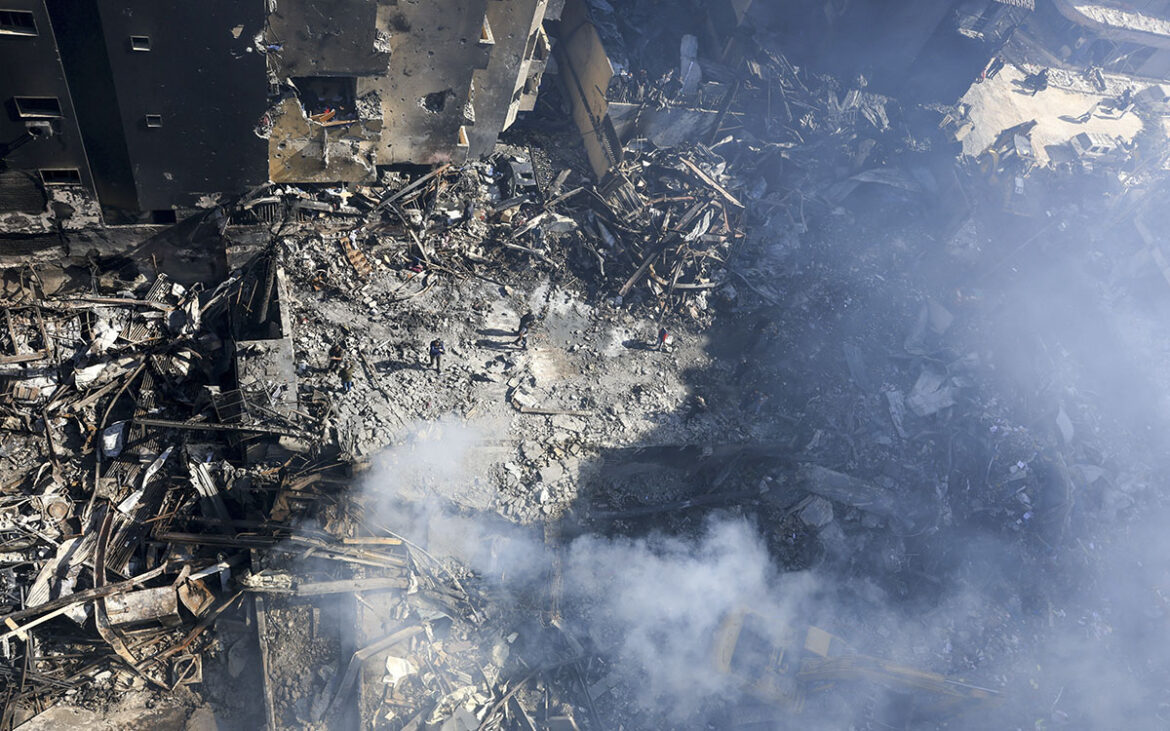 Israel lanza mayor oleada de ataques en Líbano; Hezbolá responde y hay más de 100 muertos