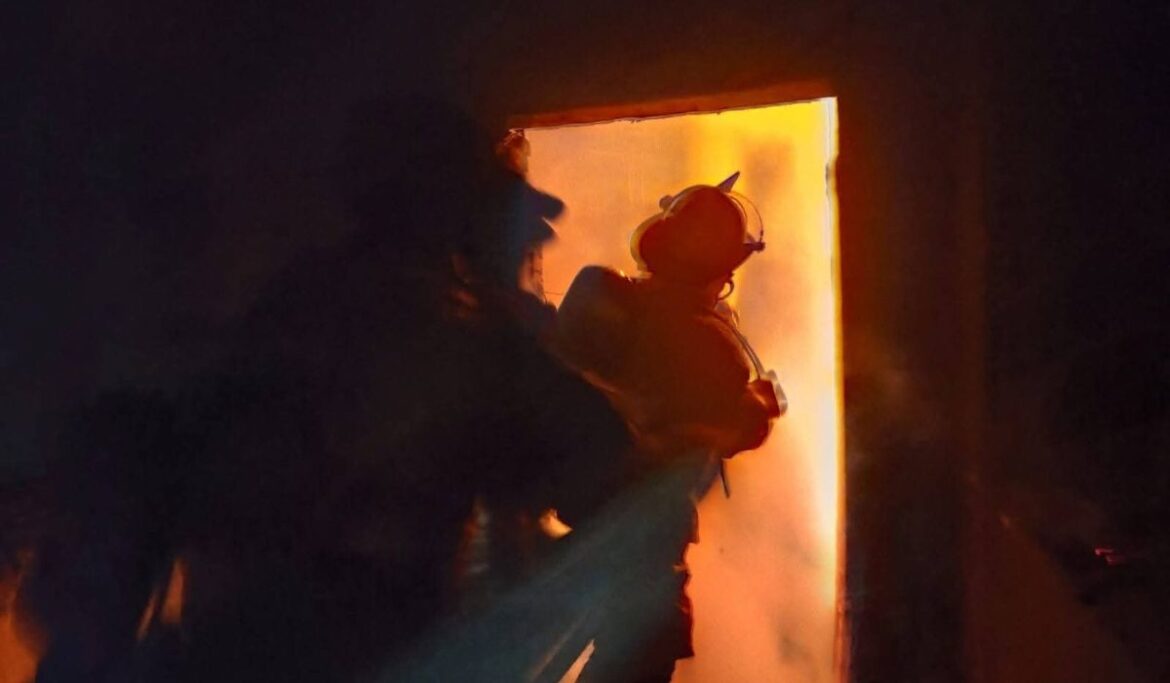 Colapso de techo por choque e incendio de vehículo dejan pérdidas materiales en San Pedro