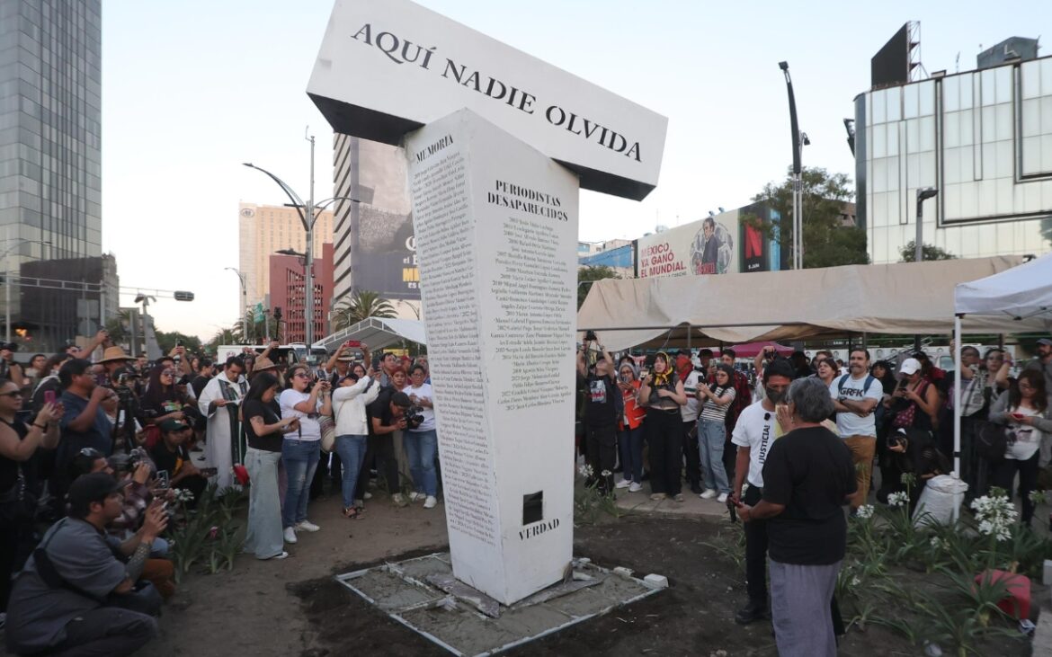 Familiares y colectivos marchan e instalan antimonumento por desaparecidos en Ciudad de México