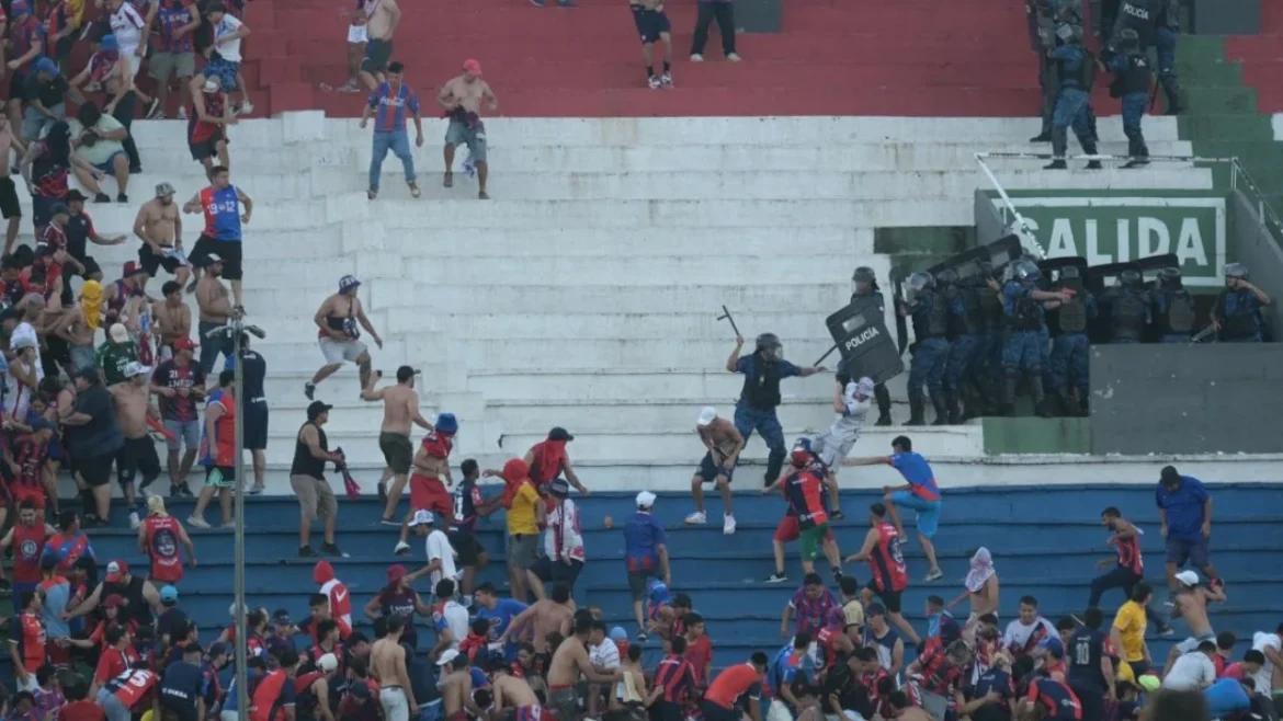 Suspenden superclásico paraguayo por violentos enfrentamientos que dejan 72 heridos y decenas de detenidos