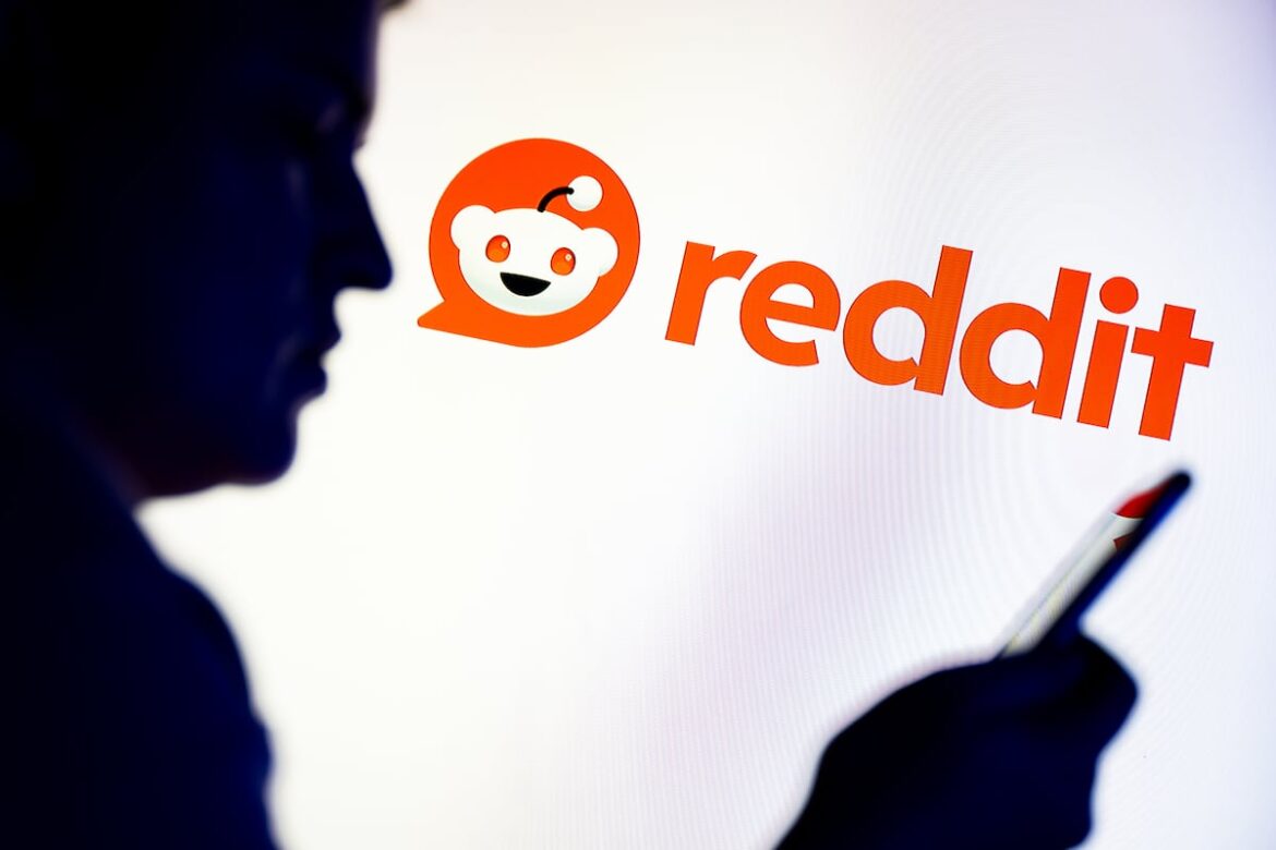ICE detiene a familiar de militar y a dos médicos migrantes; administra Trump busca identificar a crítico en Reddit