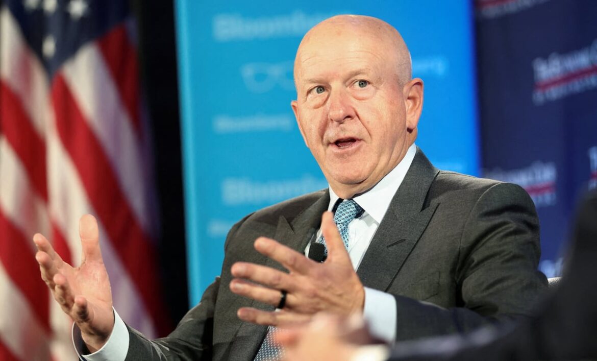 Disney despide a 1,000 empleados y CEO de Goldman Sachs advierte riesgo de recesión en EE.UU.