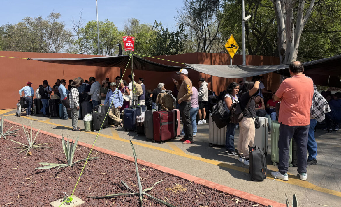Maestros de la CNTE toman aeropuerto de Oaxaca y cierran instalaciones de Pemex