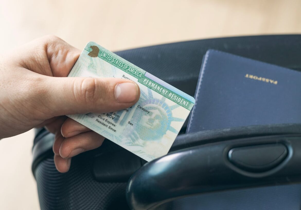 Nueva política de Trump obliga a solicitantes de green card a tramitarla desde fuera de EE.UU.