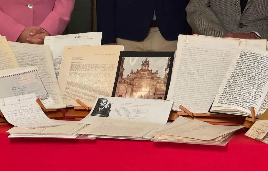 Gonzalo Celorio deposita su legado en la Caja de las Letras del Instituto Cervantes