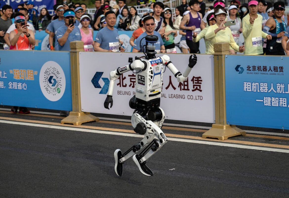 Robots autónomos superan a humanos en medio maratón de Pekín