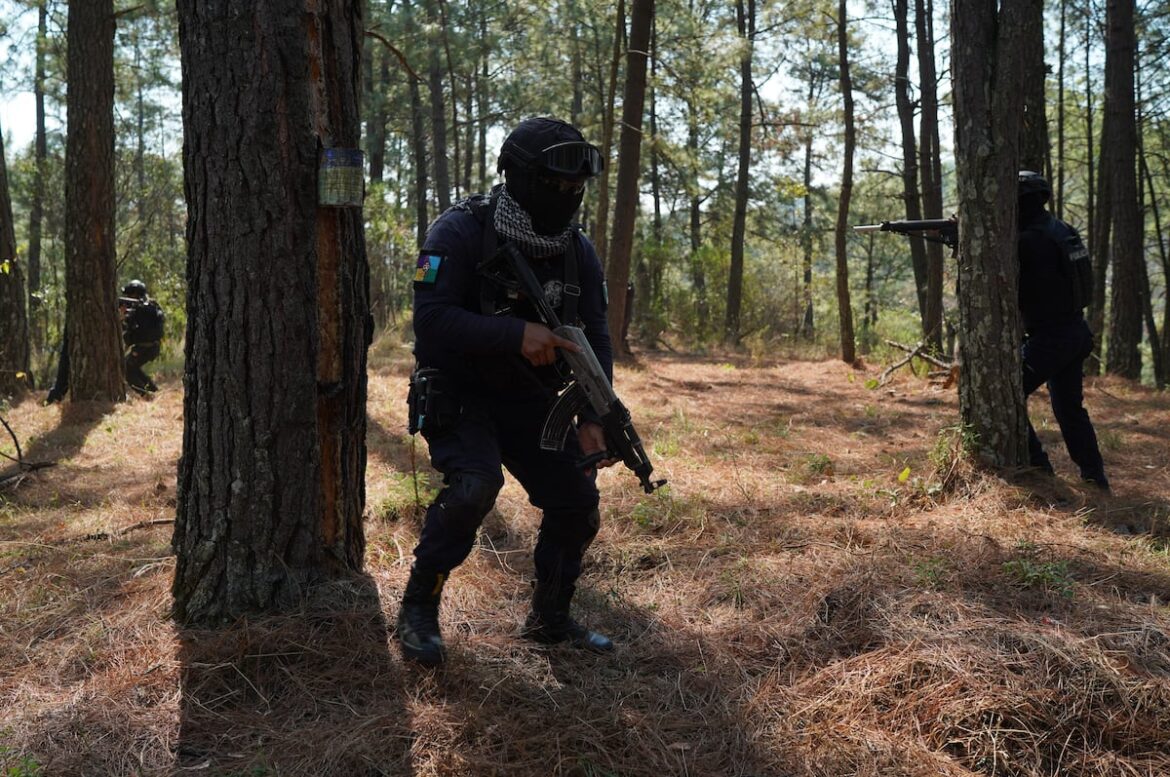 Denuncian autoridades de Michoacán asedio de mercenarios colombianos del CJNG; Iglesia rechaza normalización de la violencia