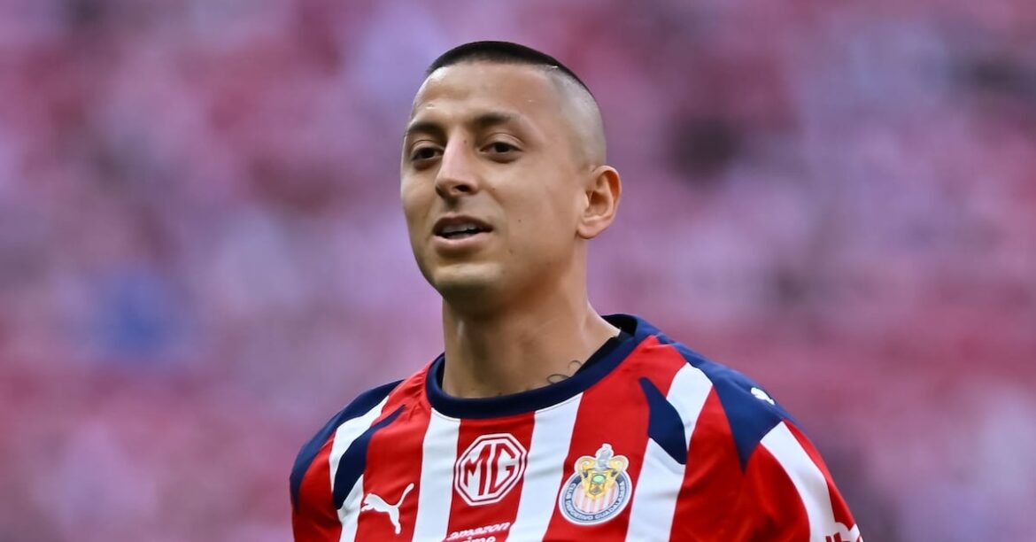 Roberto Alvarado: trayectoria, títulos y vida personal del mediocampista de Chivas