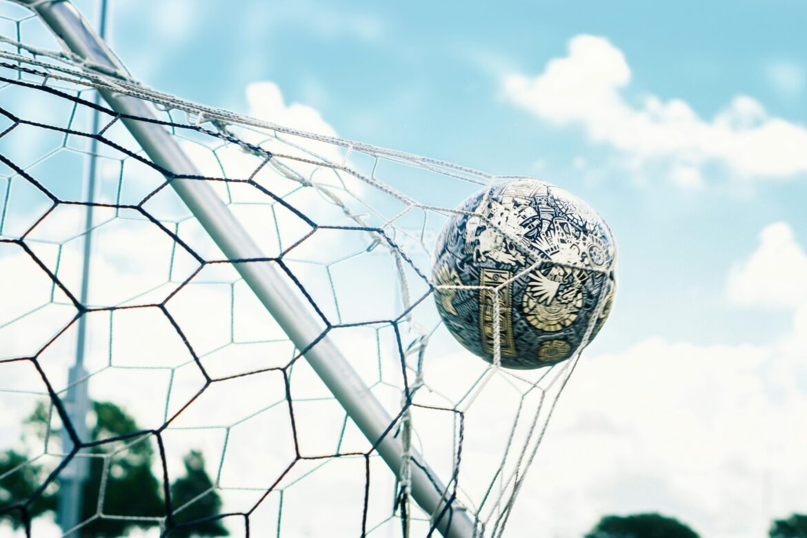 UEFA adelanta horario de finales de Champions; advierten alta huella de carbono en Mundial 2026