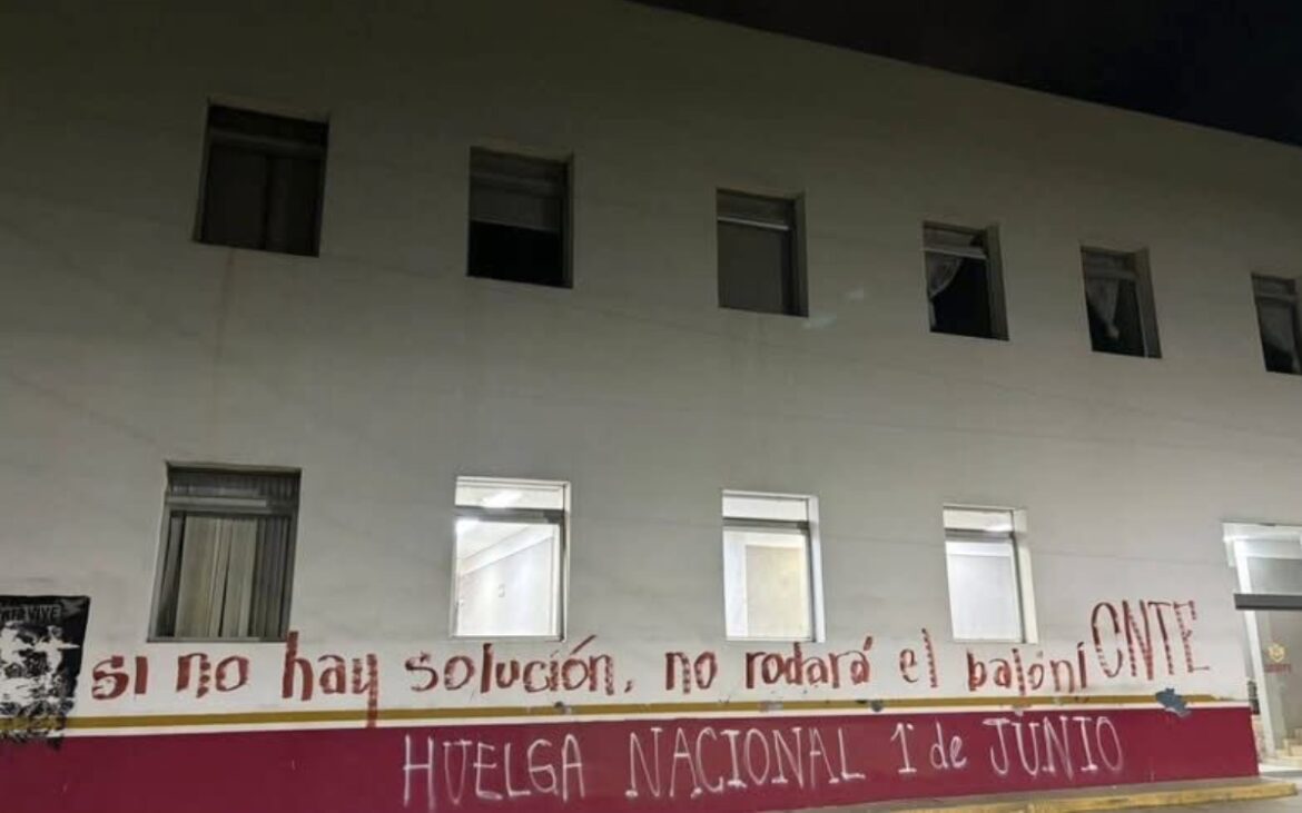 Vandalizan sede de Morena en Oaxaca con mensajes de apoyo a la CNTE