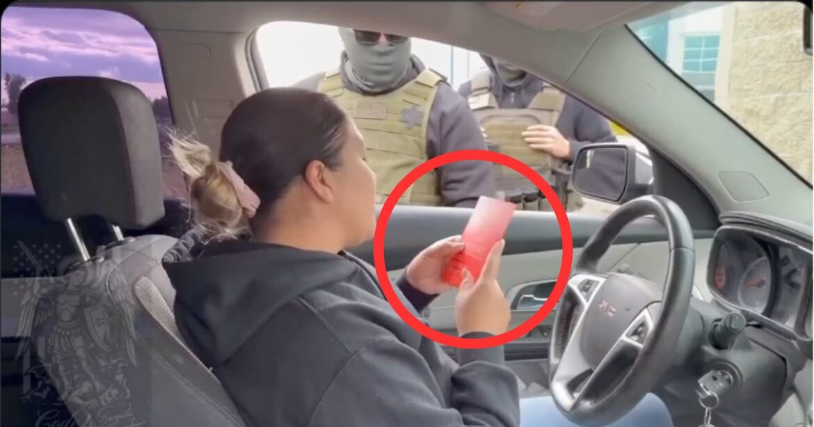 Conductora evita detención de ICE al leer ‘tarjeta roja’ con derechos constitucionales
