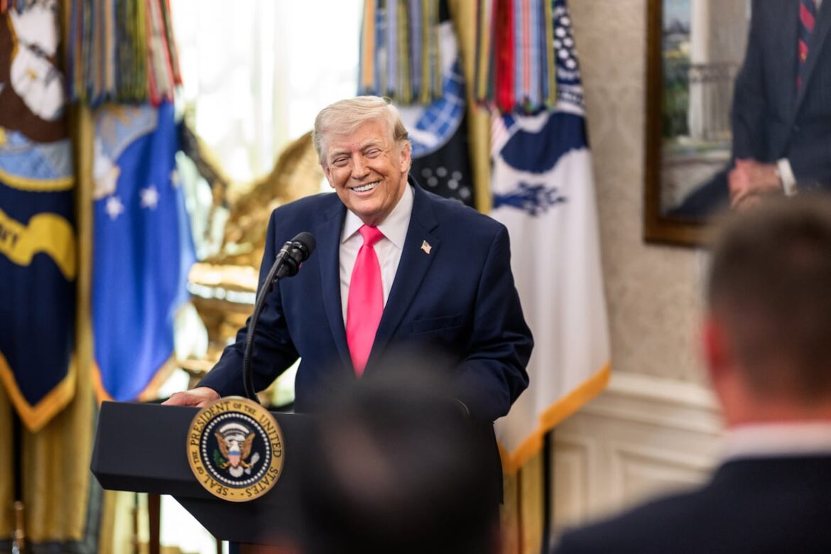 Trump impulsa billete de 250 dólares y arco del triunfo mientras cae su popularidad
