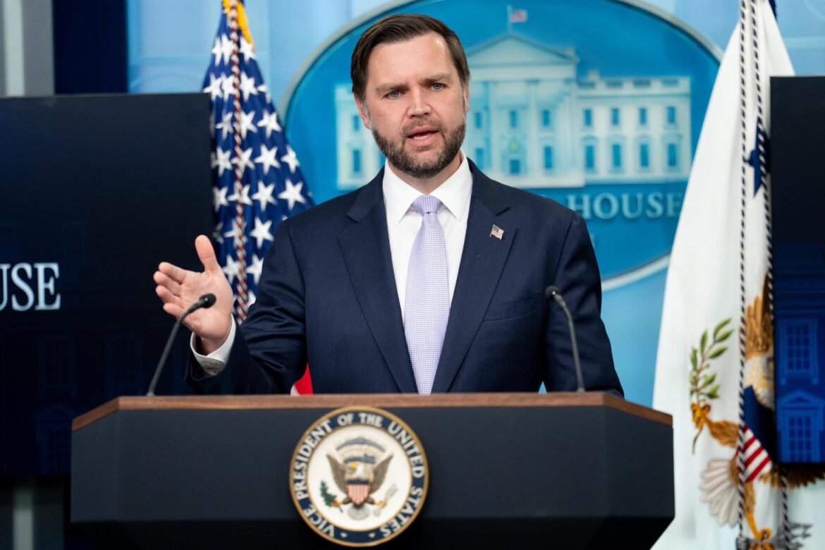 Trump y Vance amenazan con acción militar en México; Sheinbaum responde que el Estado existe