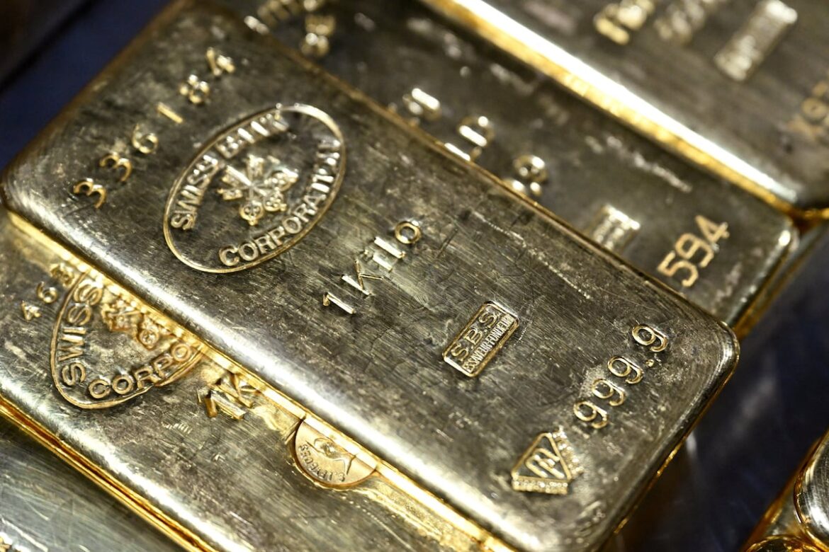 El precio del oro cae por debajo de los 4,000 dólares por onza