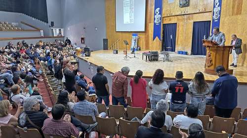 Homenajean al profesor Francisco Bravo por 41 años de labor docente y sindical