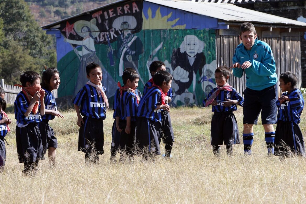 Selección zapatista pierde ante veteranos del 86 en partido de 1999 en Ciudad de México