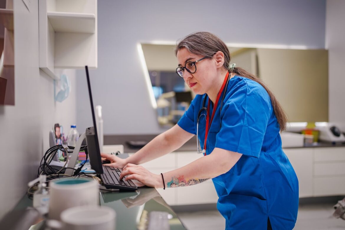 Estudio advierte que modelos de IA médica pueden filtrar datos sensibles con mayor riesgo para minorías