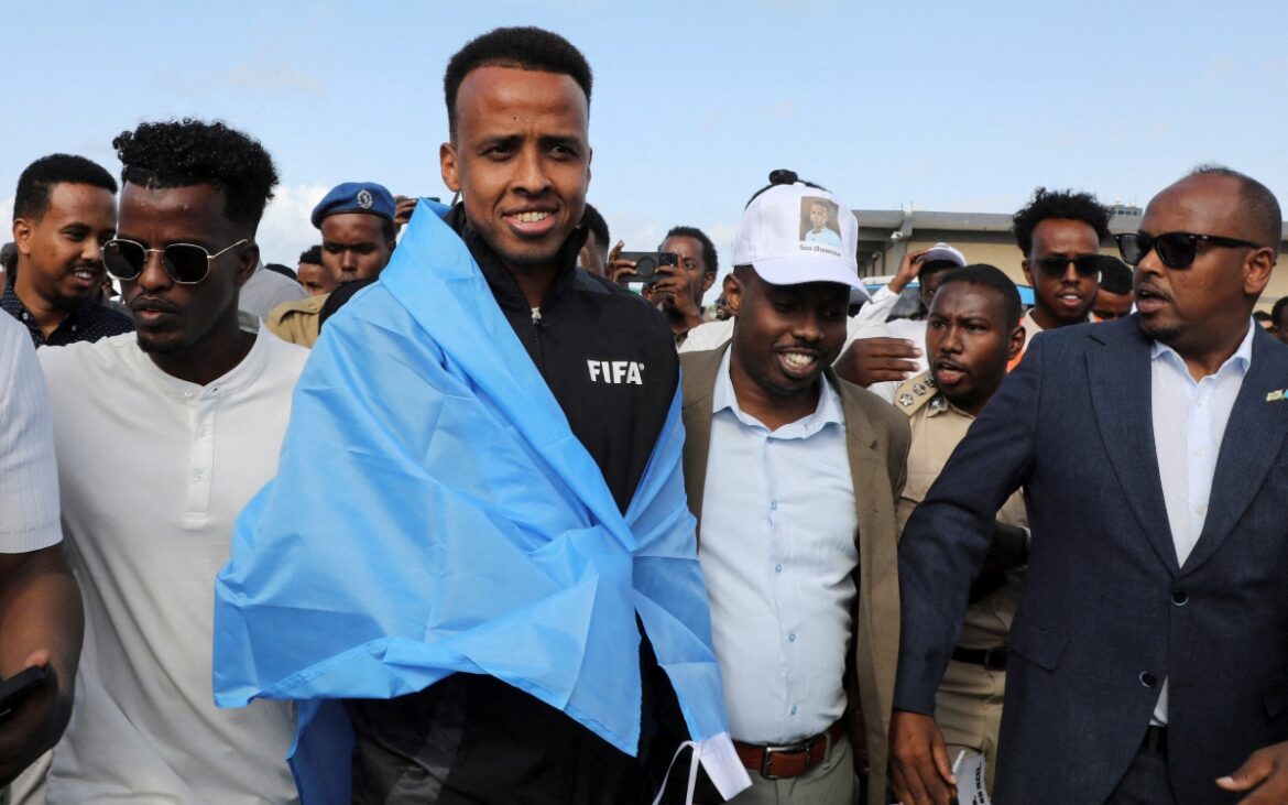 Árbitro somalí vetado por EE.UU. es recibido como héroe en Mogadiscio; ONU pide revisión de políticas migratorias