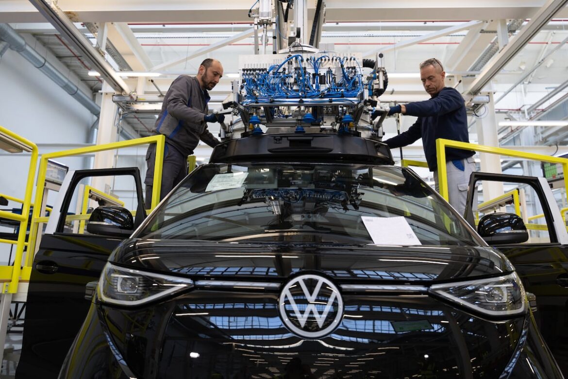 Volkswagen planea recortar 100.000 empleos y cerrar cuatro plantas en Alemania