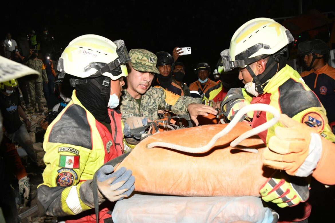Suben a 1,450 los muertos por sismos en Venezuela; Ejército Mexicano rescata a un menor