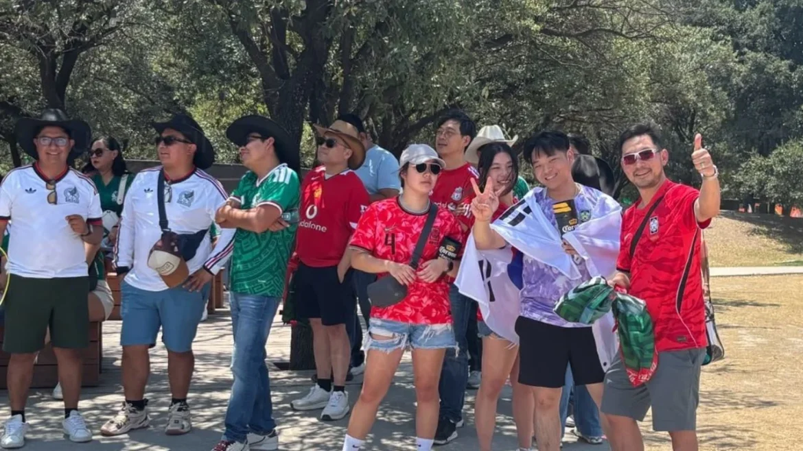 Aficionados abarrotan FIFA Fan Fest en Monterrey pese a altas temperaturas