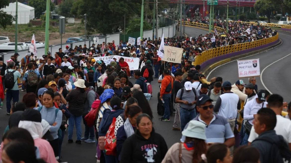 CNTE retrocede en marcha al Estadio CDMX tras bloqueo policial; denuncia infiltrados y mantiene exigencias