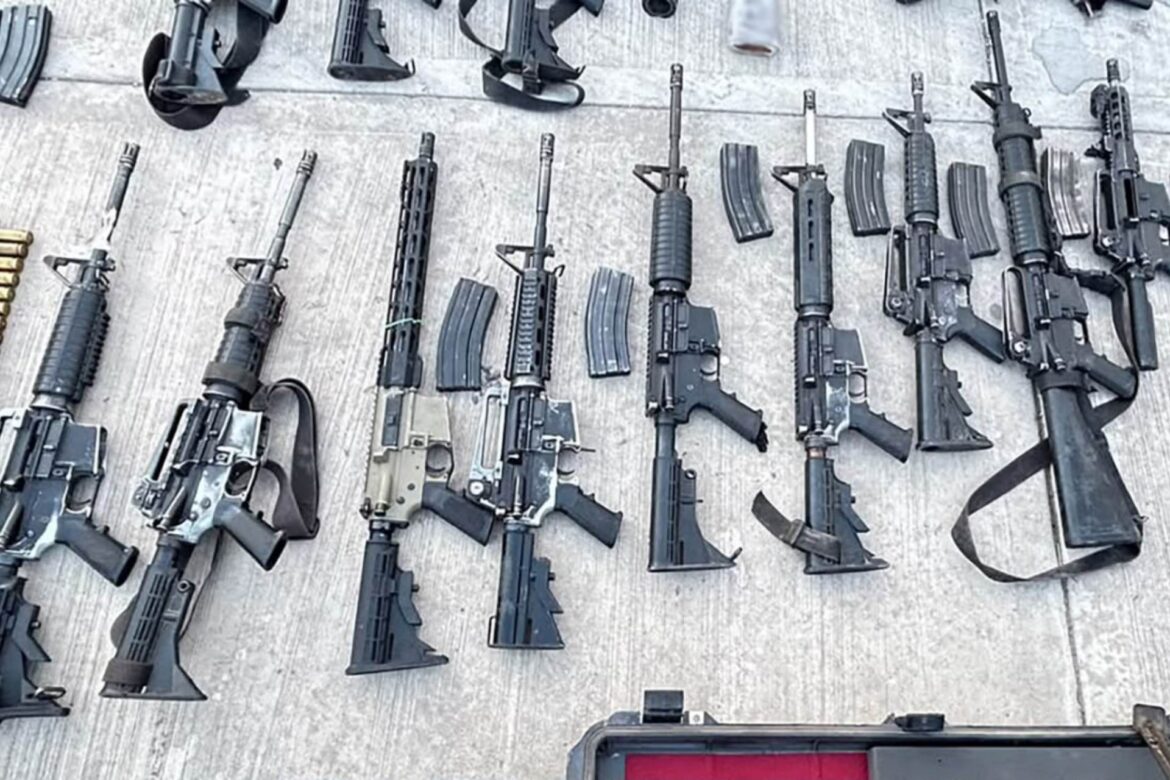 Asegura SSPC 50 armas de fuego y camioneta abandonada en Badiraguato