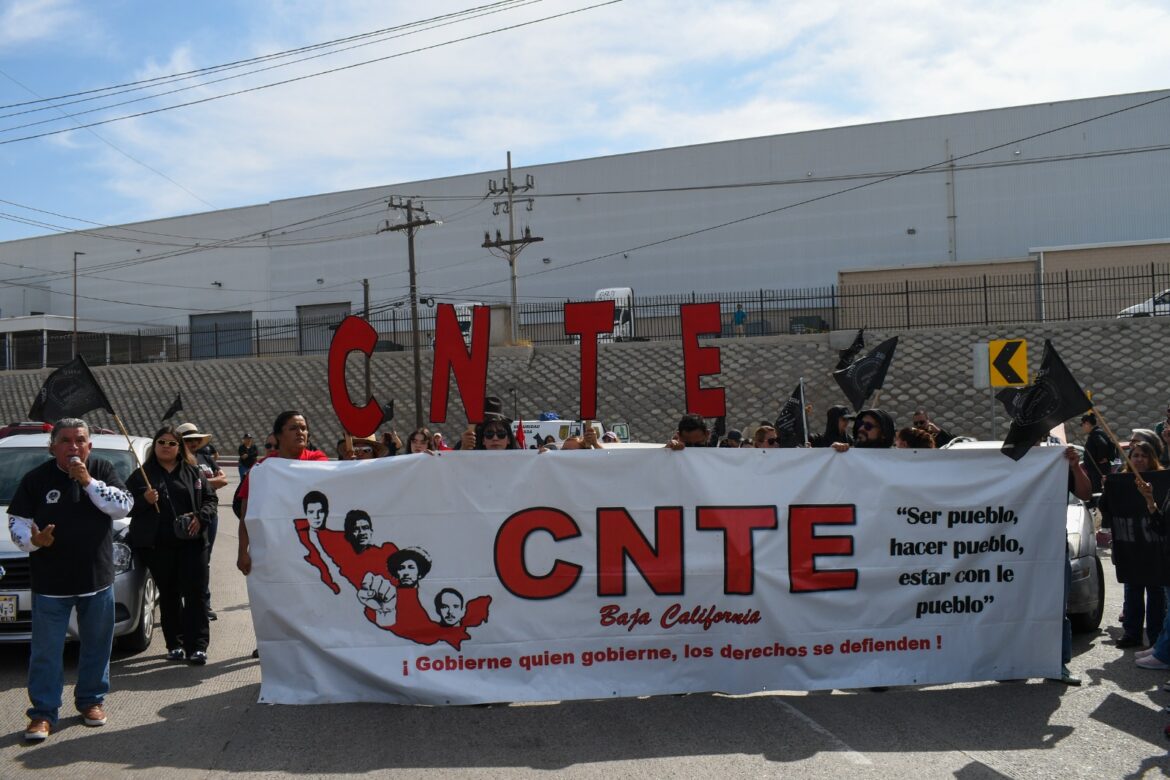 CNTE y residentes de Maclovio Rojas bloquean garita de Otay; Sheinbaum cambia estrategia hacia el magisterio
