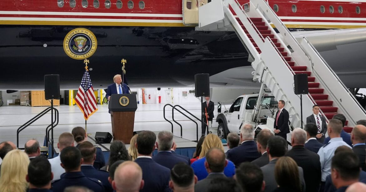 Trump presenta nuevo Air Force One donado por Qatar con diseño personalizado
