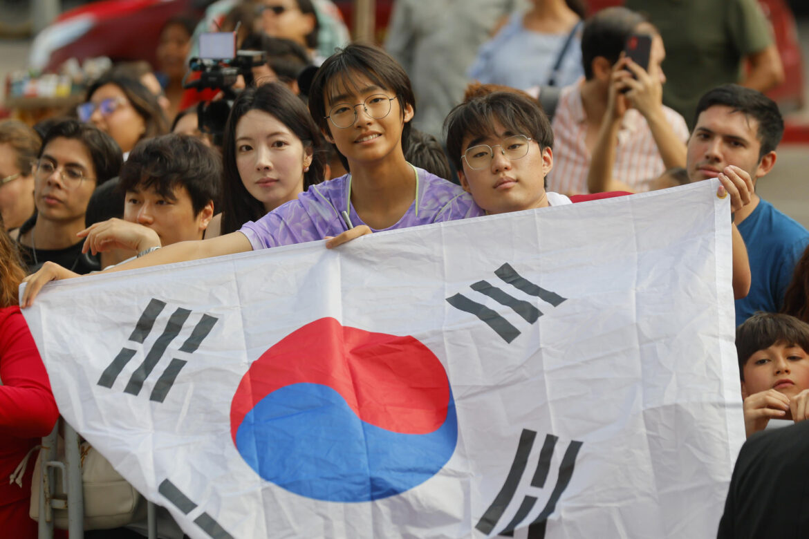 Selección de Corea del Sur arriba a Guadalajara entre mariachis y aficionados
