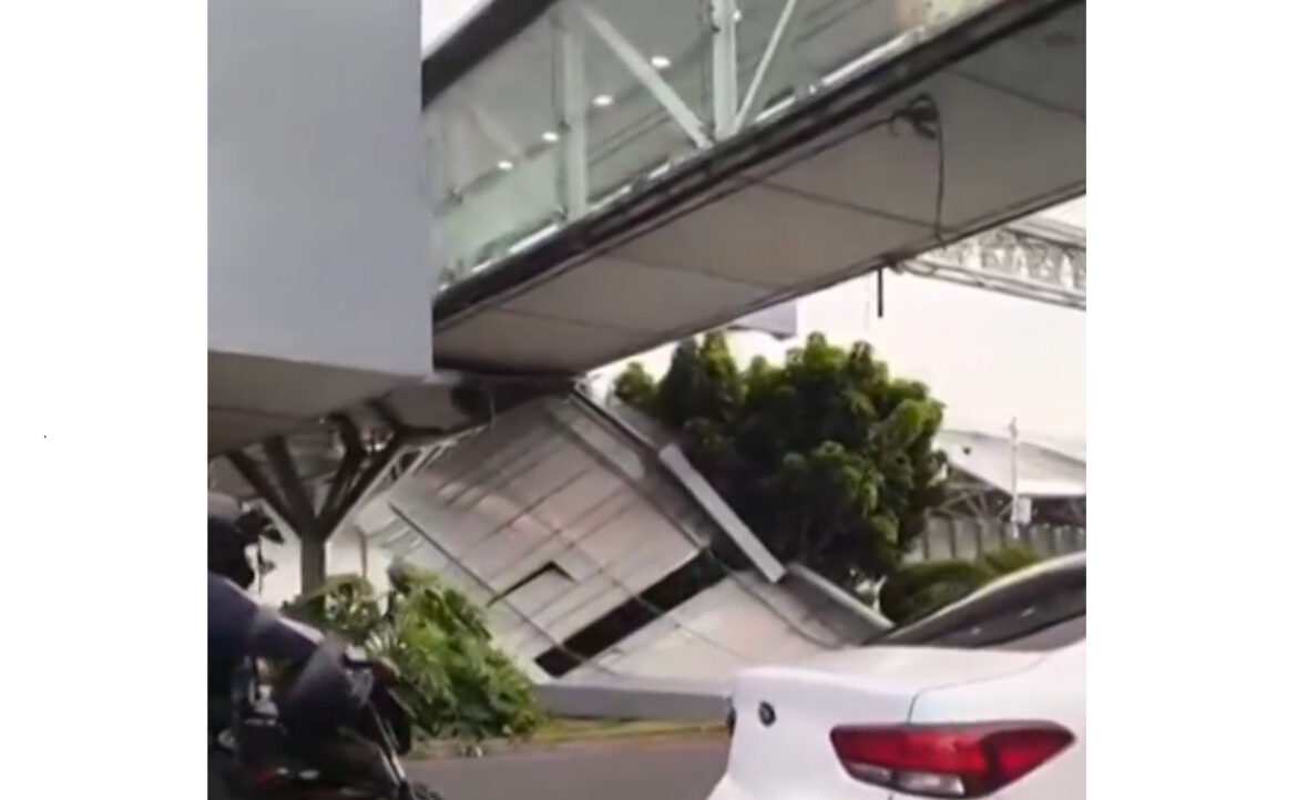 Colapso de techumbre en puente del AICM deja una automovilista lesionada