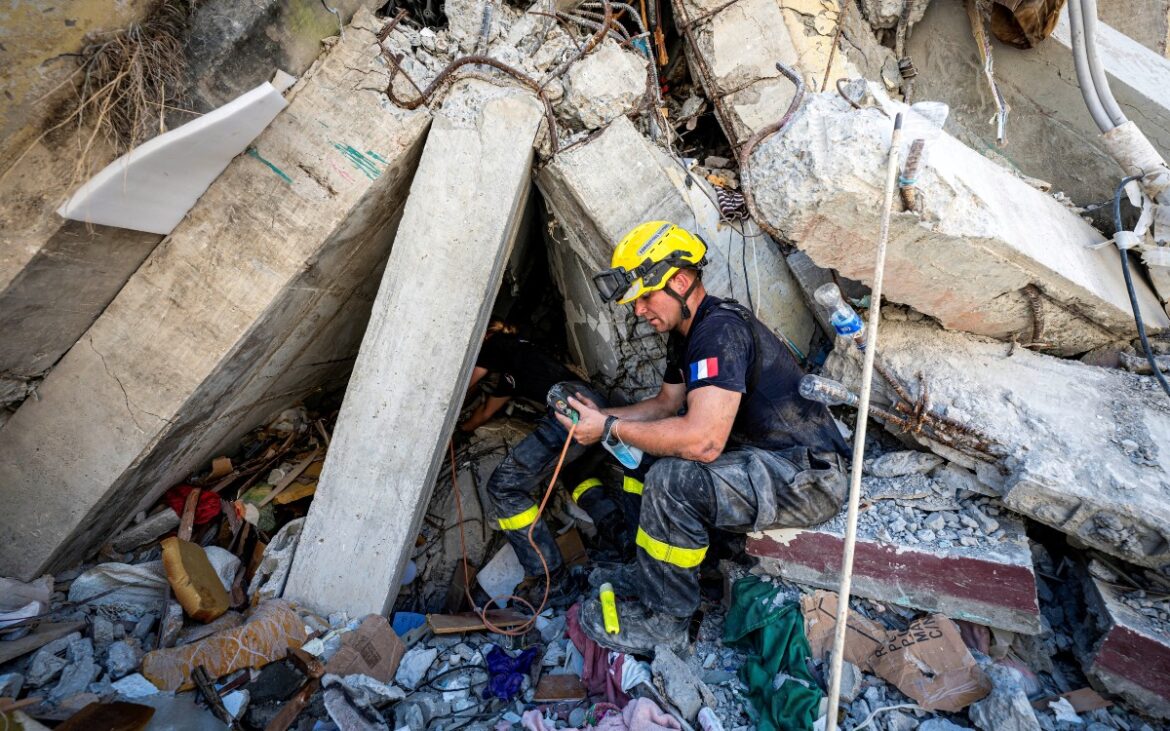 Suman 1,719 muertos por doble terremoto en Venezuela; gobierno suspende traslado de periodistas a La Guaira