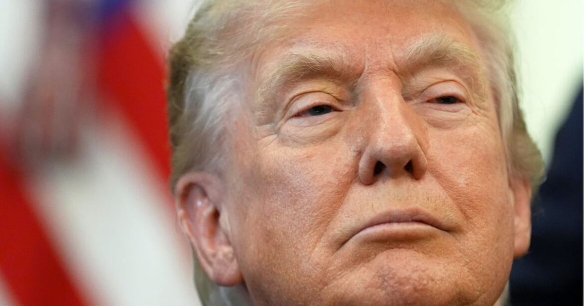 Trump defiende acuerdo con Irán y califica de ‘estúpidos’ a sus críticos