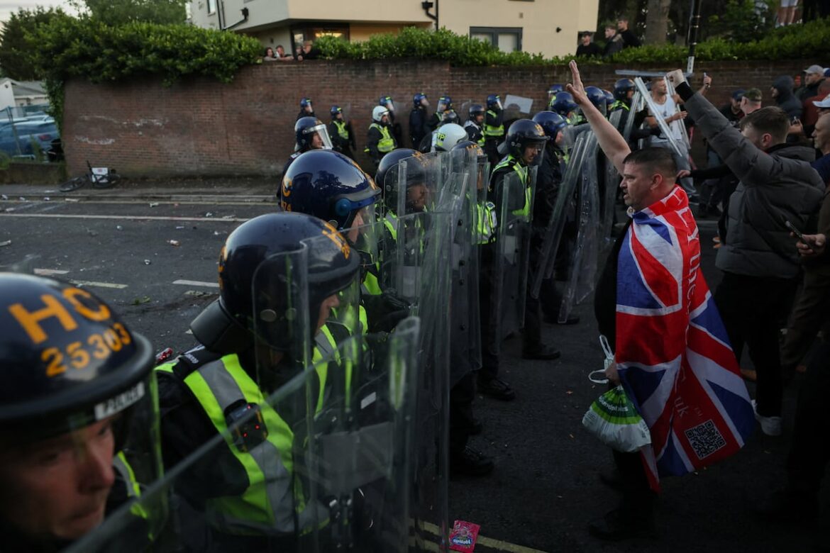 Disturbios en Southampton dejan 11 agentes heridos tras acusaciones a Nigel Farage por incitar el odio
