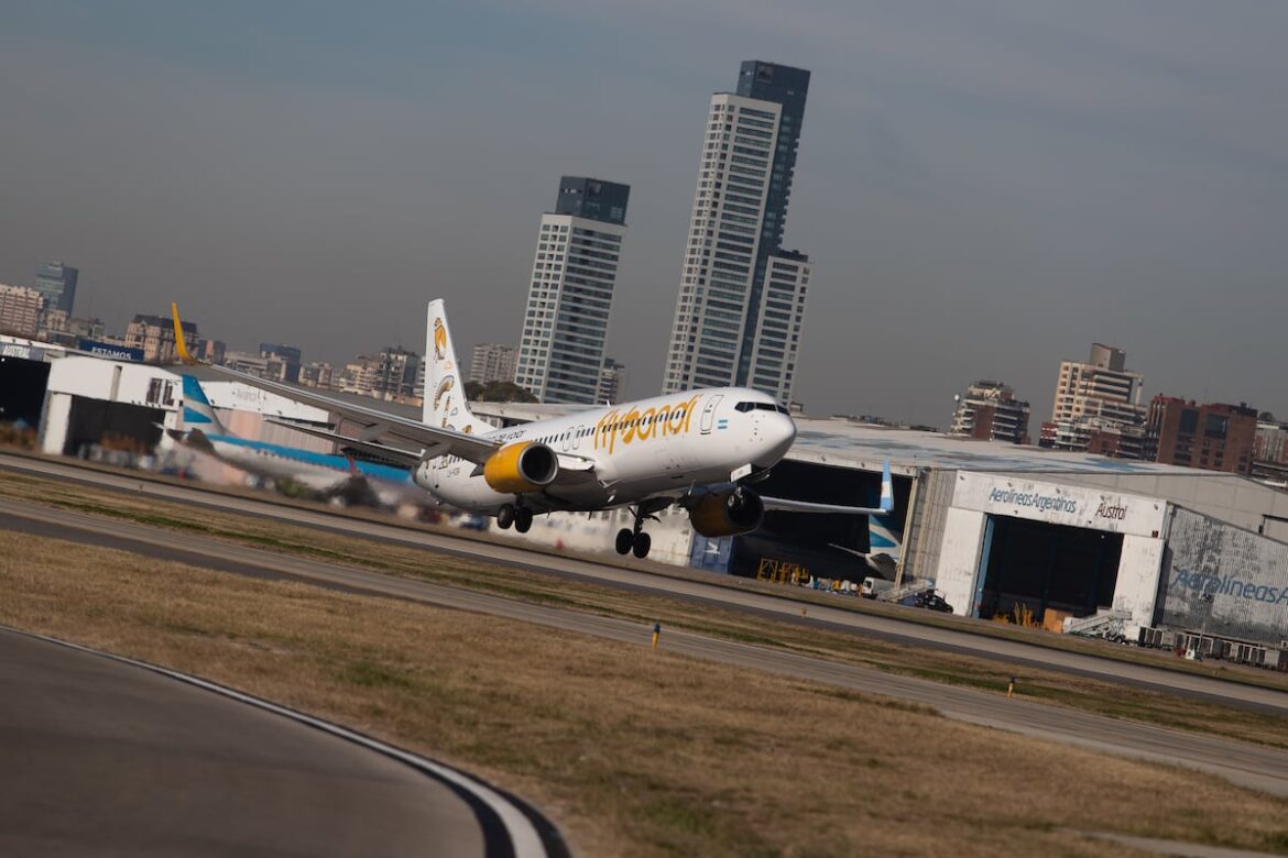 Flybondi opera solo con dos aviones y enfrenta crisis por falta de capital