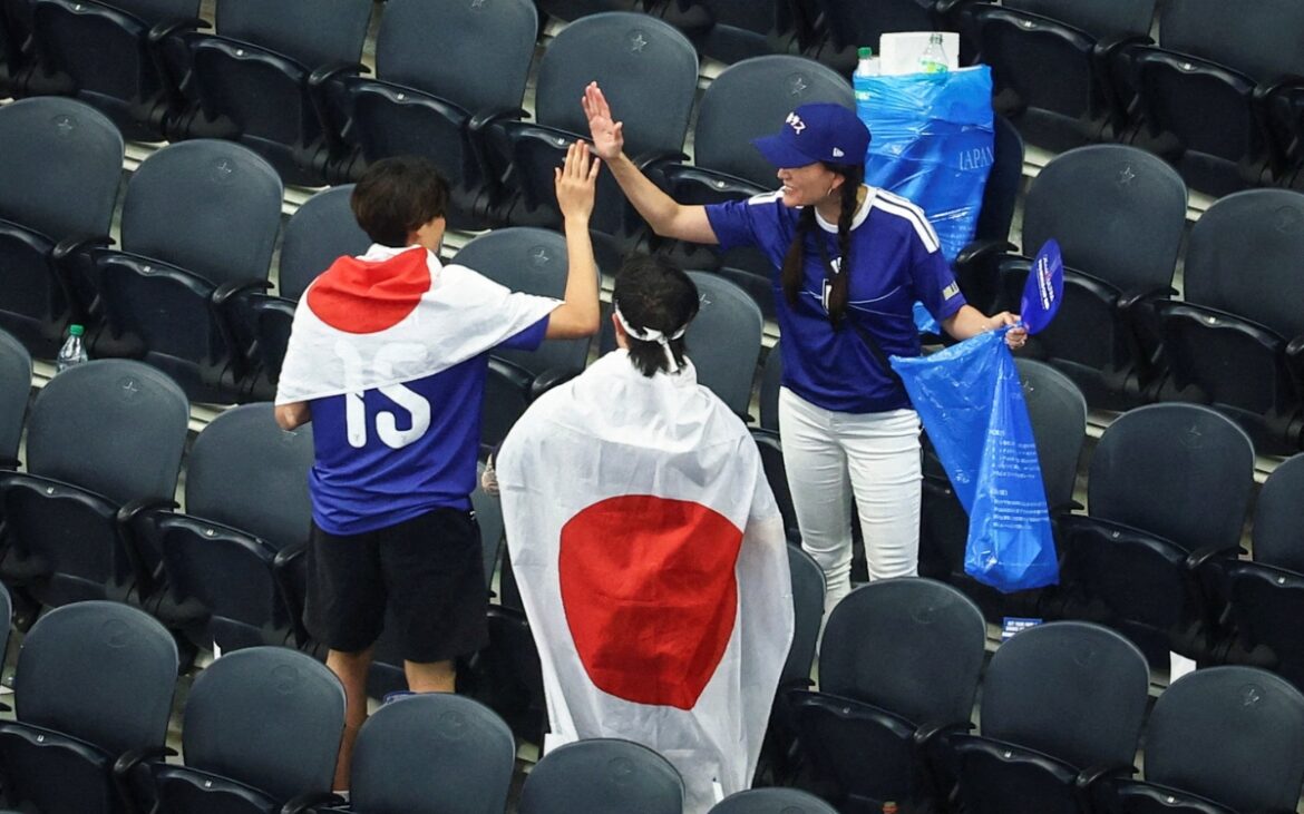 Critican en Japón que hombres limpien estadios del Mundial pero no sus hogares