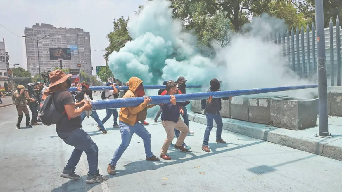 Segob presenta ruta a CNTE para desaparecer USICAMM; maestros evalúan propuestas tras protestas