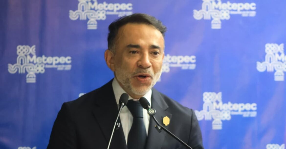 Exfuncionaria denuncia a alcalde de Metepec por corrupción y acoso sexual