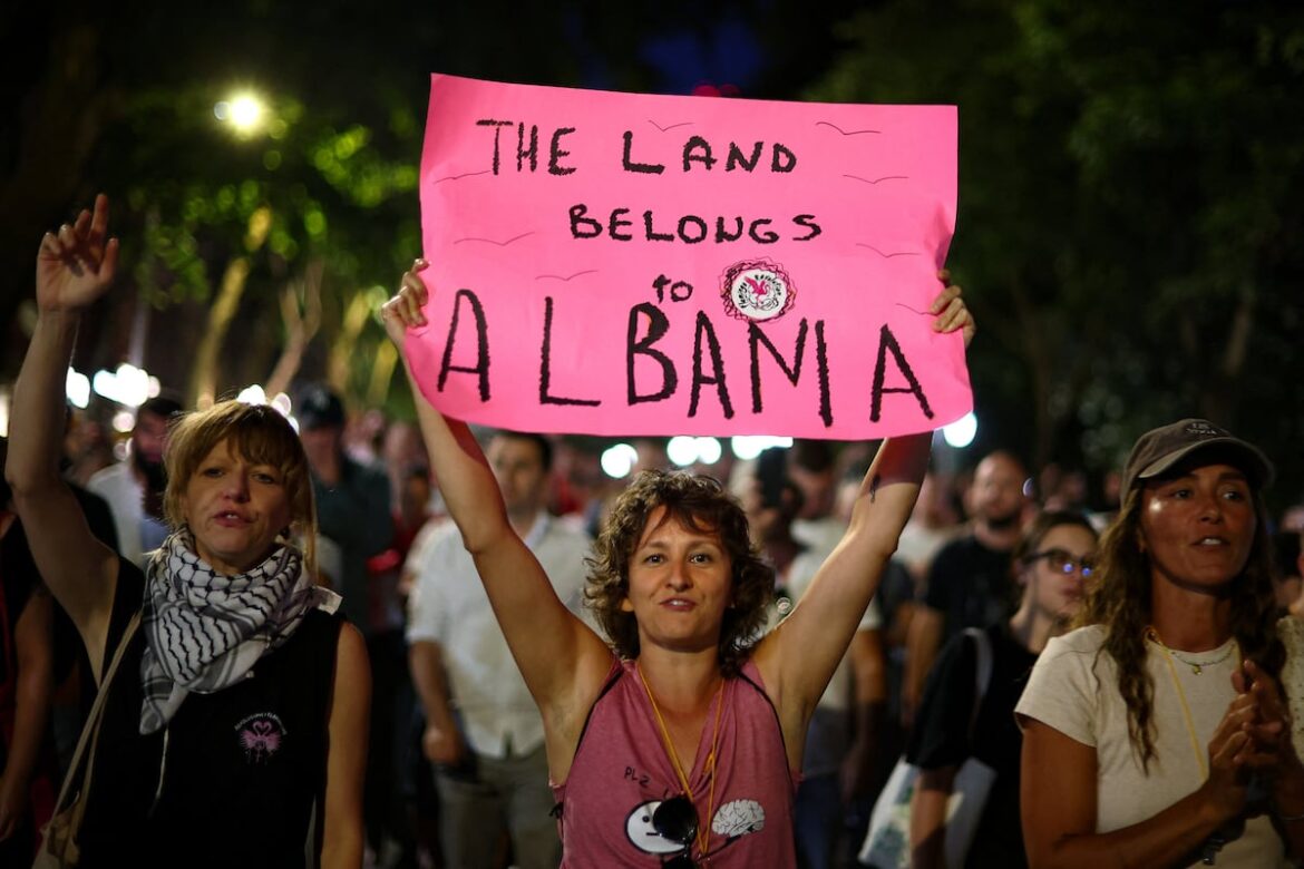 Protestas en Albania cuestionan proyectos de lujo de Kushner y Trump Organization