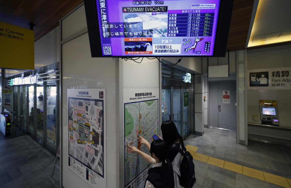 Tifón Jangmi provoca cancelación de 400 vuelos y órdenes de evacuación en Japón