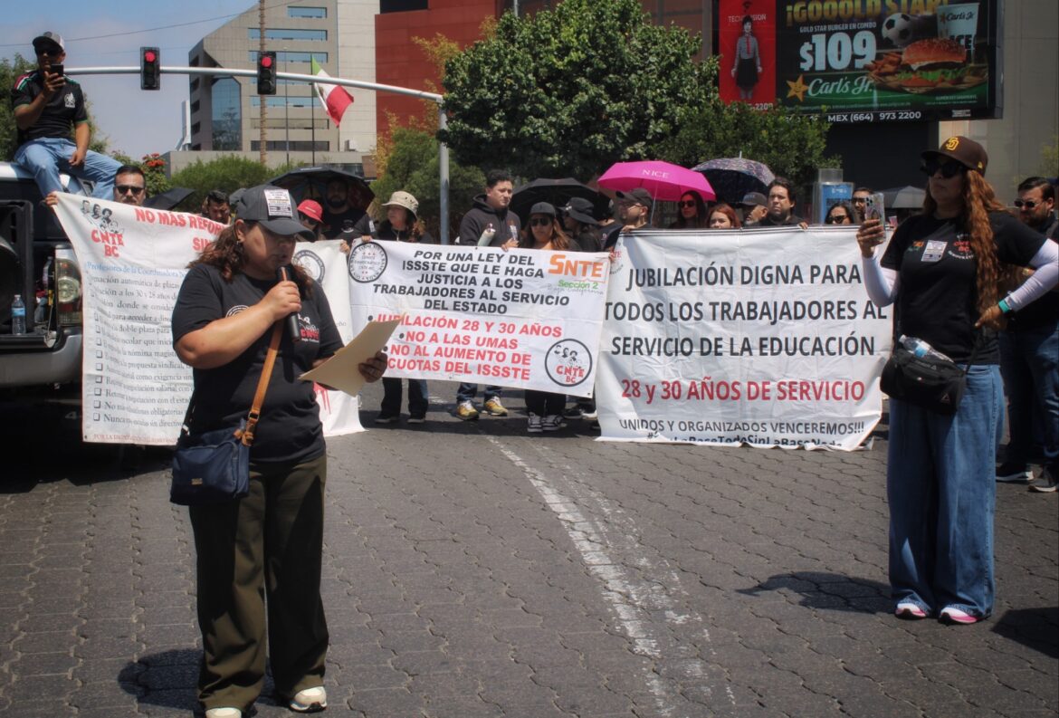 Docentes de la CNTE marchan en Tijuana para exigir abrogación de la Ley del ISSSTE 2007
