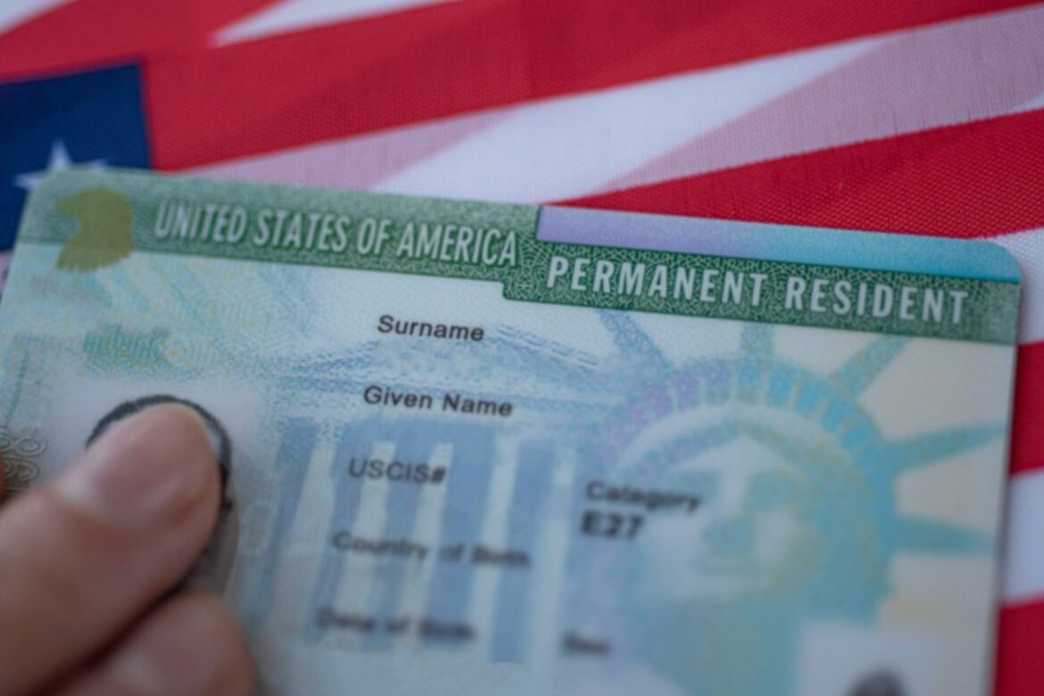 Administración Trump revoca ciudadanía a migrantes naturalizados y endurece controles financieros