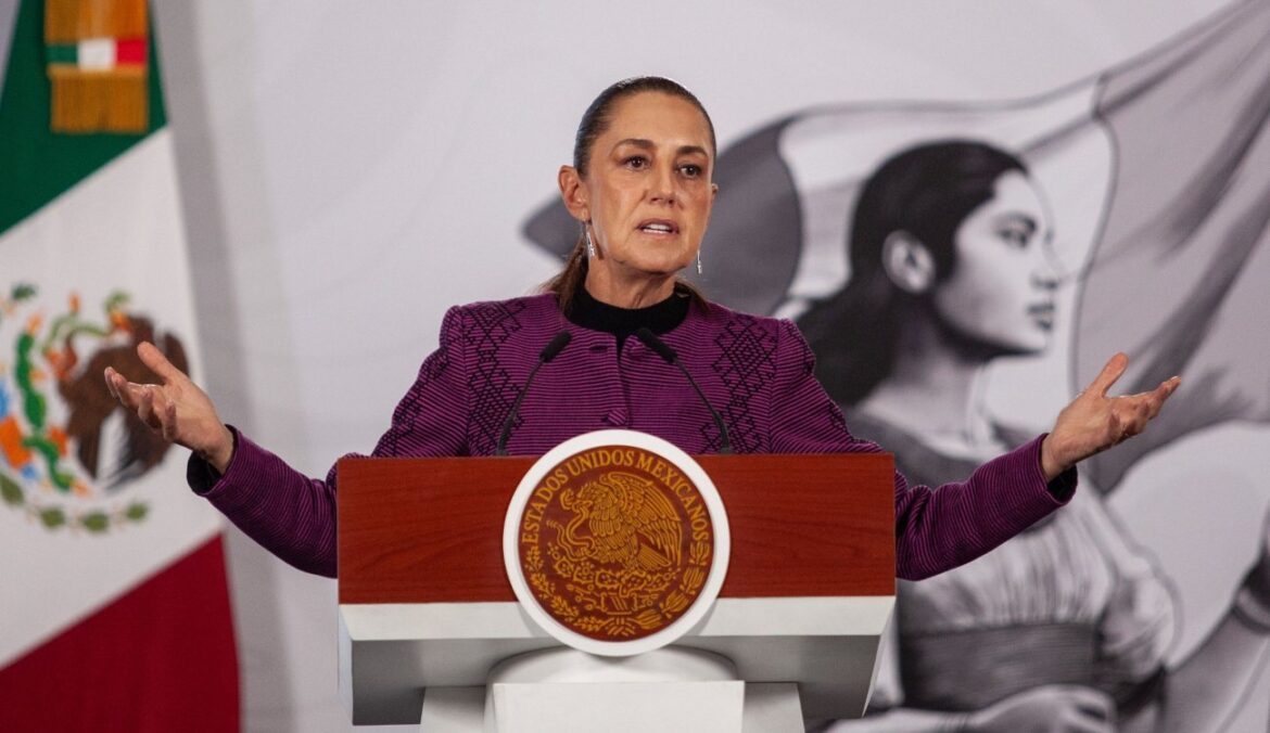 Encuentran objetos para agredir en vehículos de la CNTE; Sheinbaum cuestiona marcha al Estadio