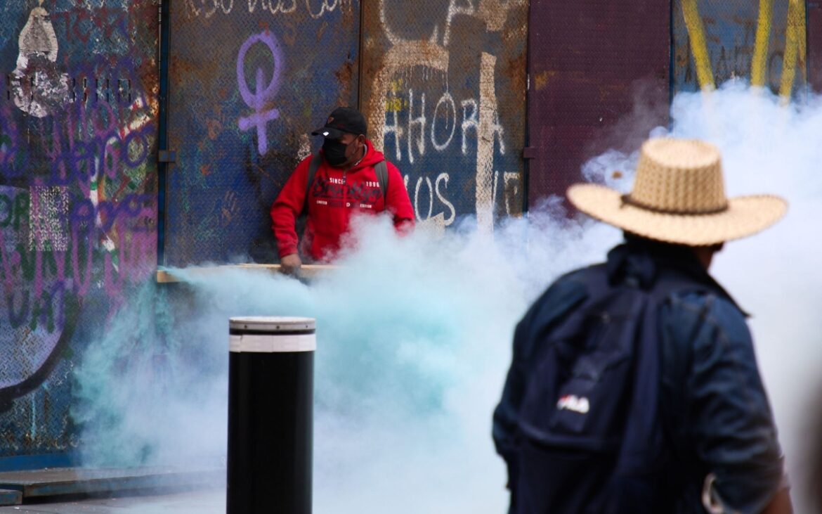Enfrentamientos en el Zócalo durante huelga nacional de la CNTE; gobierno condena violencia de ‘provocadores’
