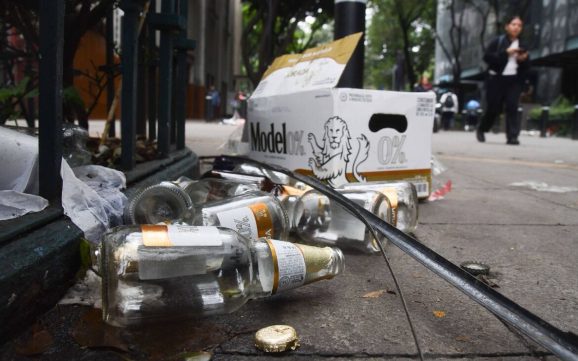 Generan 40 toneladas de basura en CDMX tras celebración por victoria de México