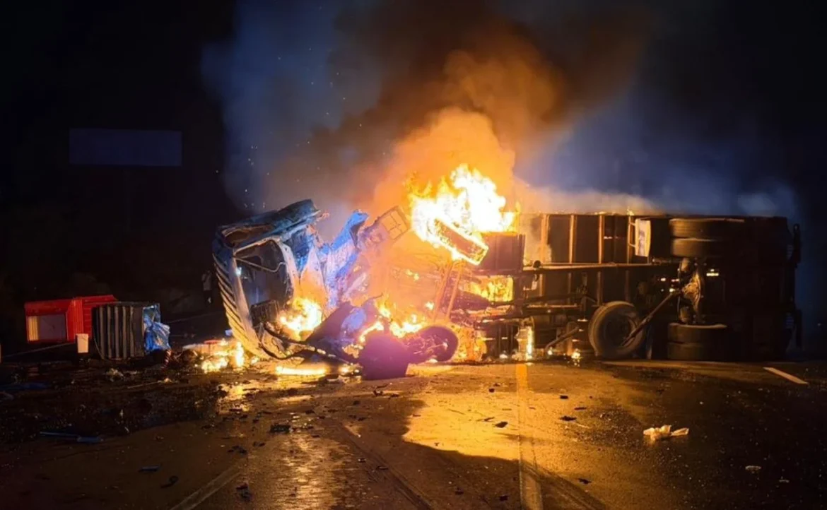 Choque entre camión y vehículo en Ecuador deja 10 fallecidos tras incendio